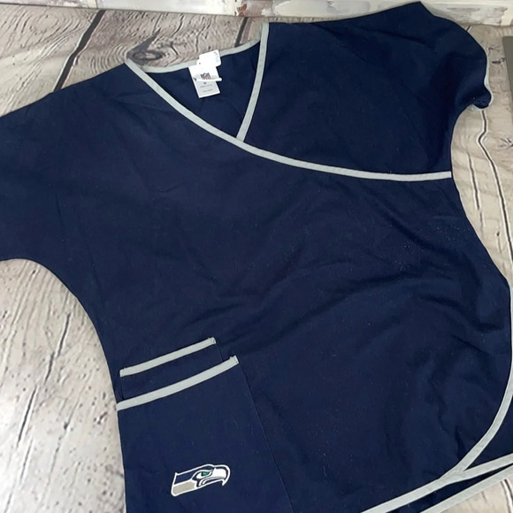 NFL Seattle Seahawks scrubs top medium - Picture 1 of 5
